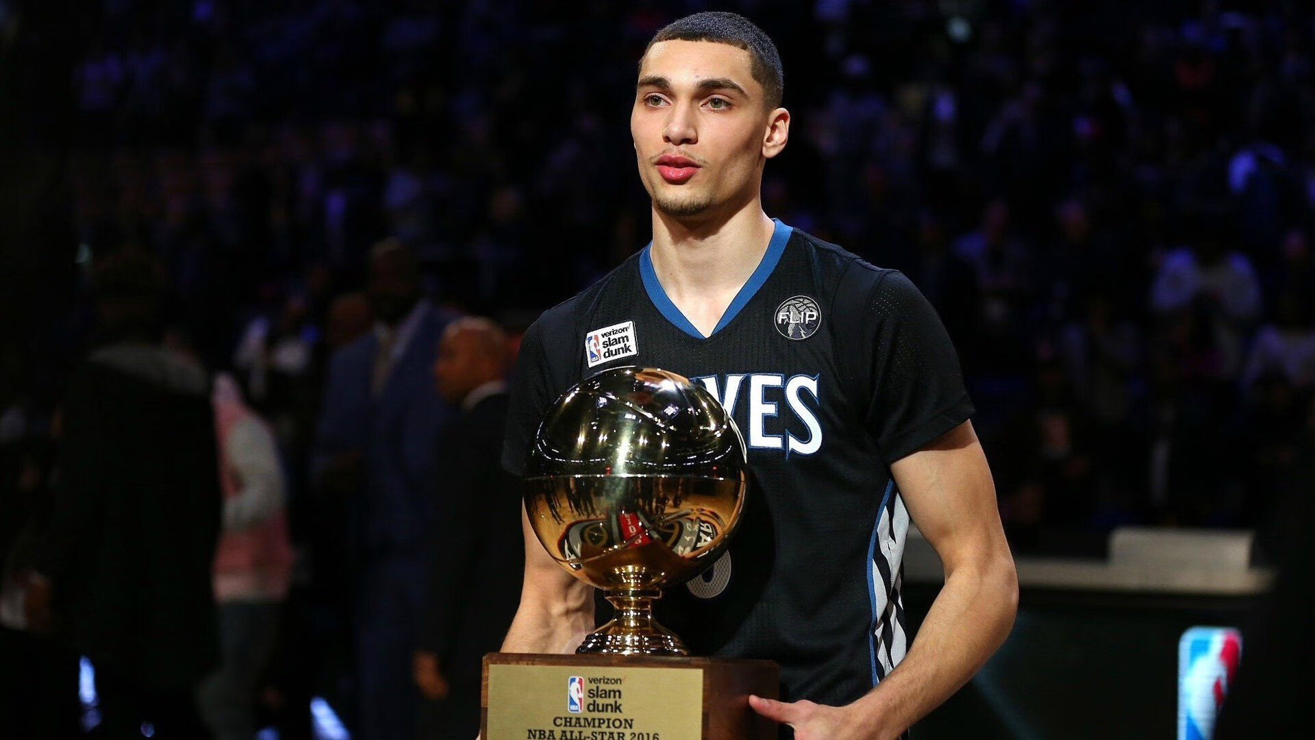 铁血湖人强压灰熊,米切尔关键回合不手软,诠释巨星本色