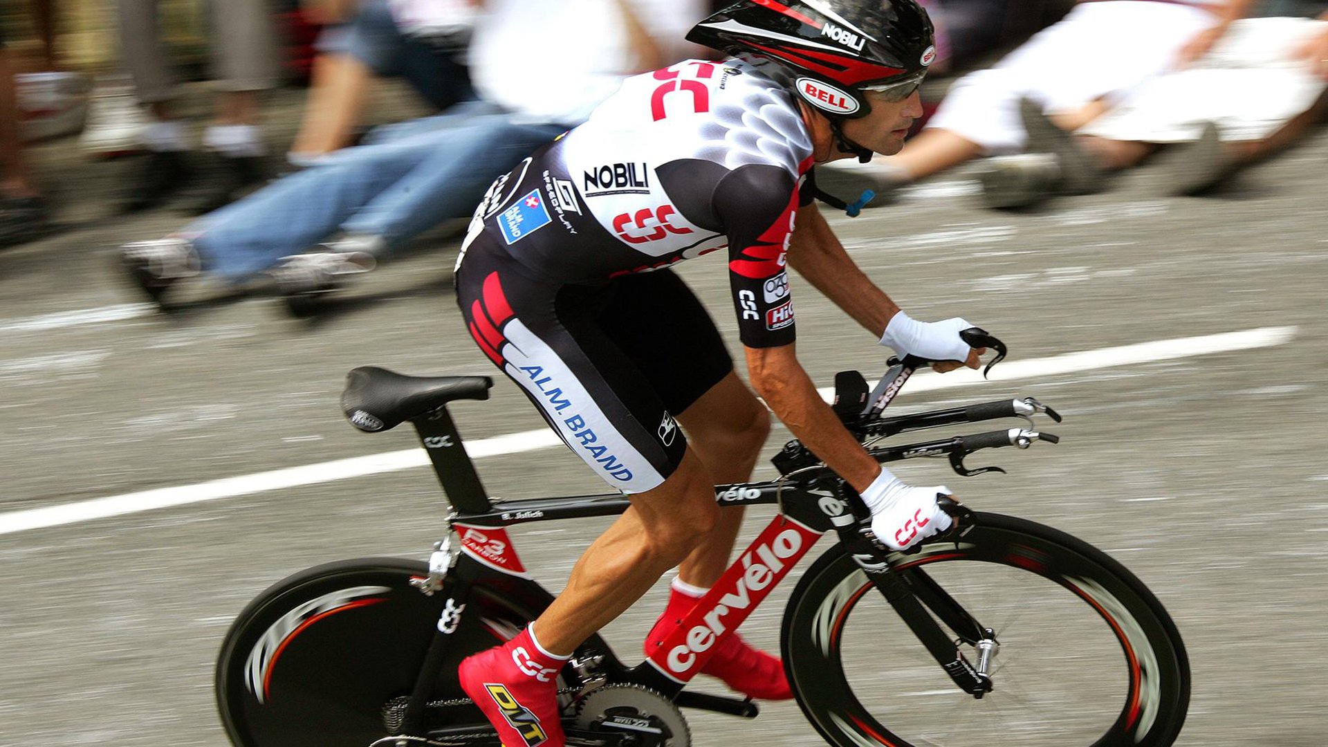 开云体育登录-赛道奇迹，佩雷兹驾驶梅赛德斯逆转红牛二队，惊艳四座